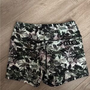 Fleo Dark Botanical Shorts (Power High Rise) - Size Medium Women